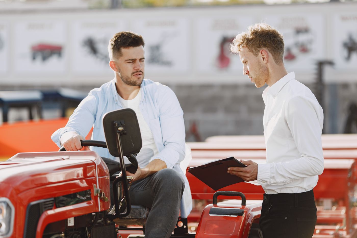 Tracteur utilitaire en champ
